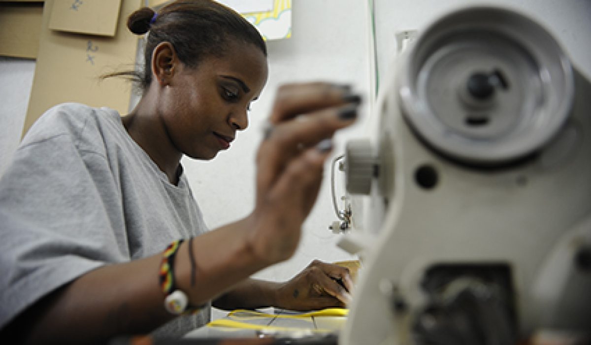Rio de Janeiro - Detentos que trabalham. Na foto: Raquel Souza, 27 que trabalha na confecção de bolsas da fábrica Tem Quem Queira.